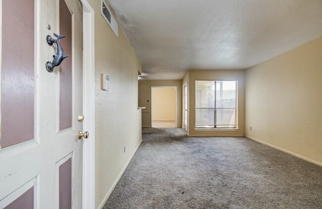 Building Photo - 9000 Bissonnet St