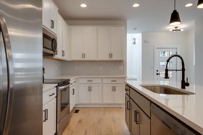 Foto del edificio - 214 Eisenhower Dr