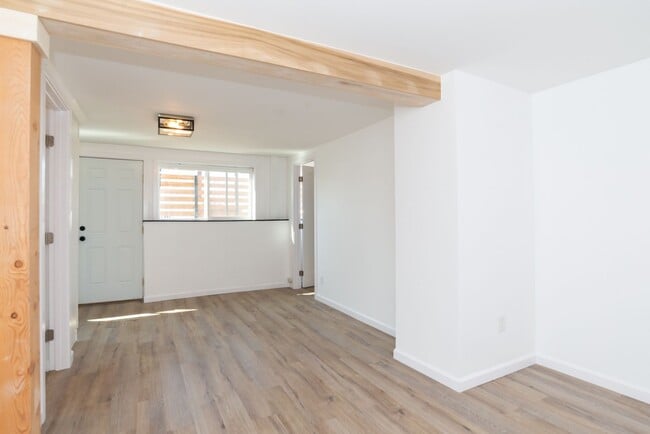 Building Photo - 822 6th Ave N
