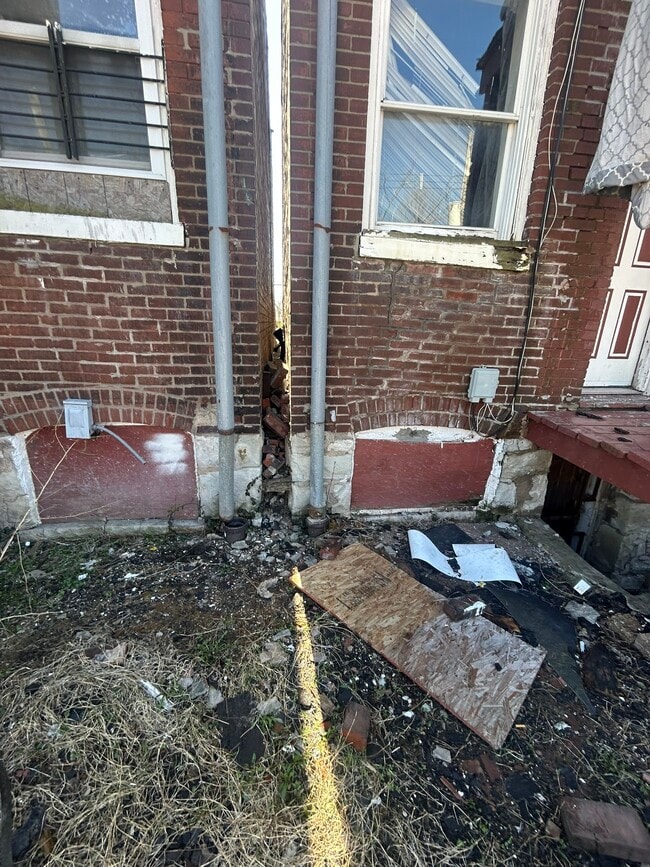 Building Photo - 4923-4925-4925 Suburban Tracks St