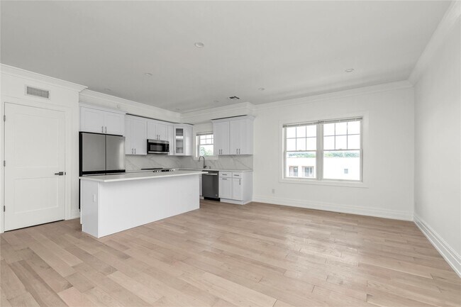 Building Photo - 22 Sagamore Hill Dr