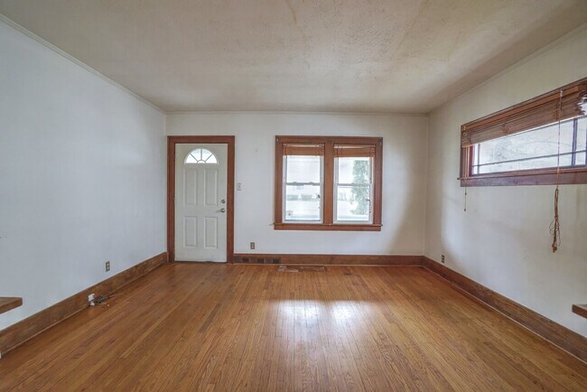 Building Photo - 525 E Eckman