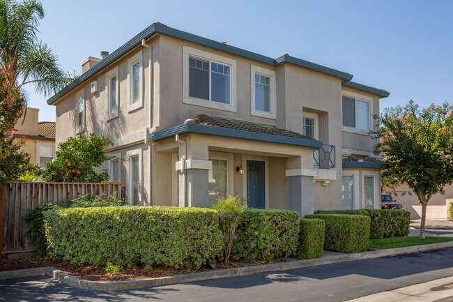 Building Photo - Price Drop! 2-story home, 4 bed, 2.5 bath,...