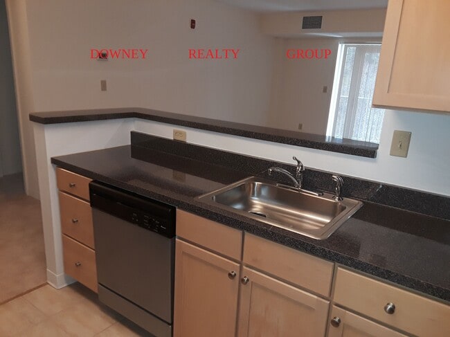 Building Photo - 14 Temple St