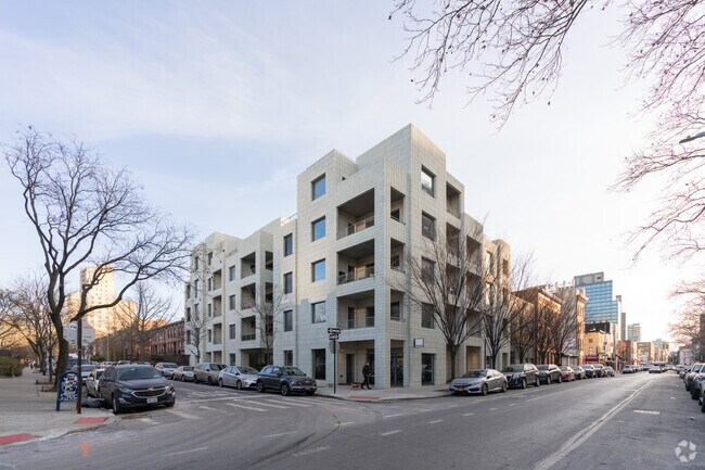 Building Photo - 450 Warren St