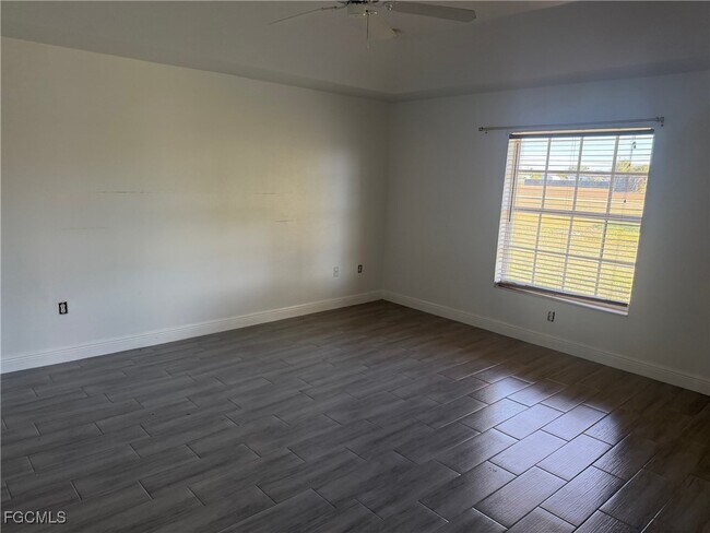 Foto del edificio - 2423 NW 8th Pl