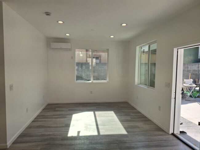 Foto del edificio - 729 W 41st St