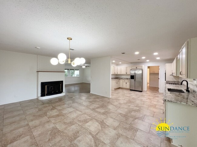 Foto del edificio - Beautifully Updated 5-Bedroom Ranch Style ...