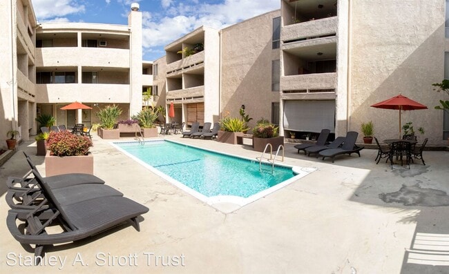 Building Photo - 1 br, 1 bath Apartment - 2330 E. Del Mar B...