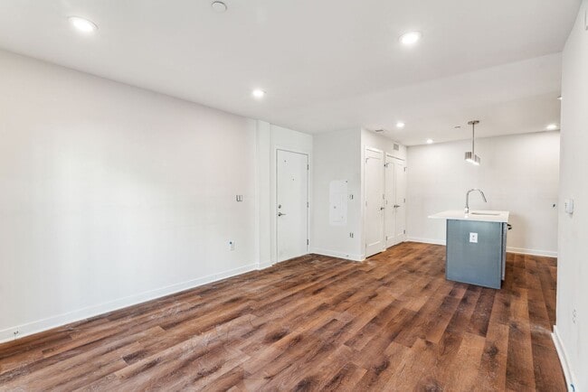 Interior Photo - Graduate Pointe