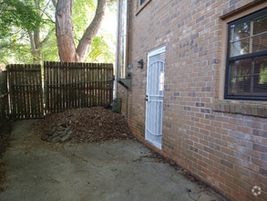 Building Photo - 1506 Camelot Cir