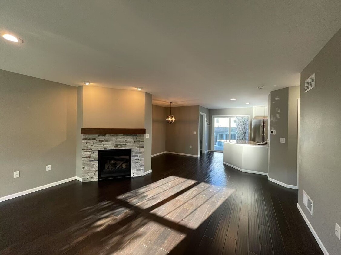 Foto principal - 703 Cricket Ln