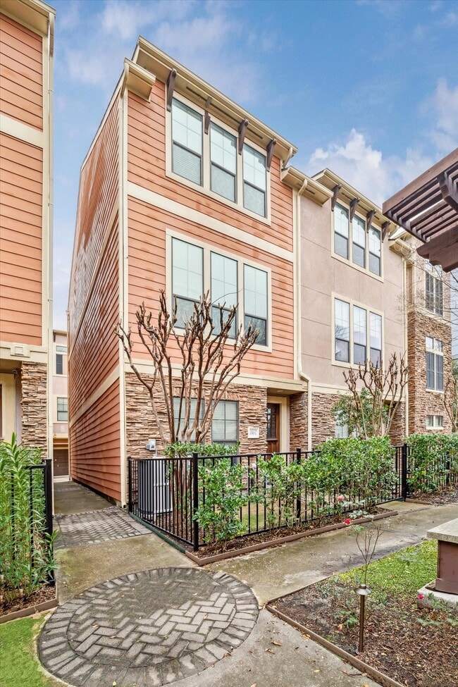 Building Photo - 1046 W 23rd St