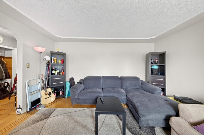 Building Photo - 5765 Quebec St