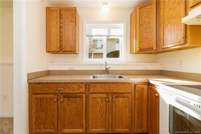 Foto del edificio - 466 Candlewood Lake Rd S