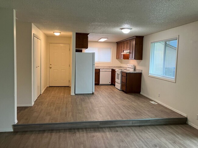 Foto del edificio - Remodeled Two Bedroom Duplex in North Sale...