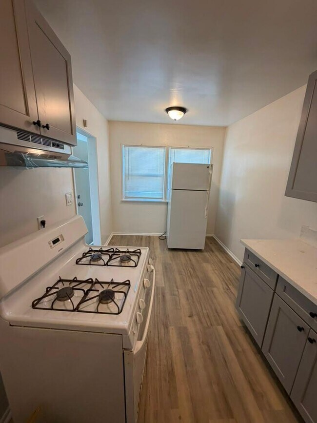 Building Photo - 1540 W 226th St