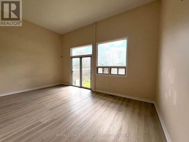 Building Photo - 2415-2415 Southvale Crescent