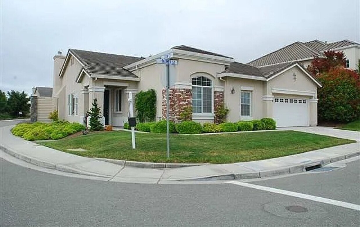 Primary Photo - Spacious 3 to 4 Bedroom, 4-Bath Home in Pr...