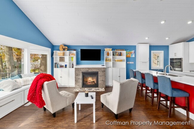 Building Photo - 3 bed, 2.5 bath Located on Bostwick Lake