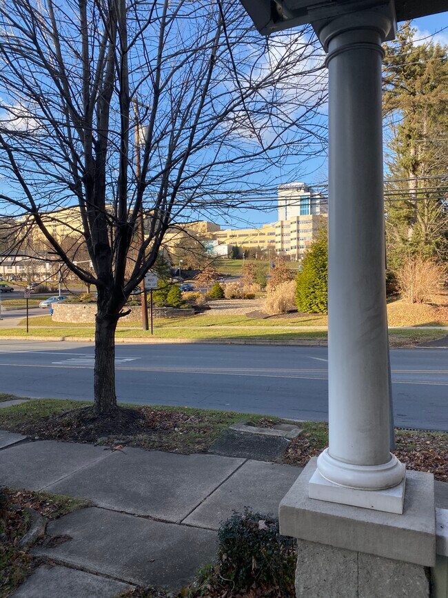 Foto del edificio - 738 Bloom Rd
