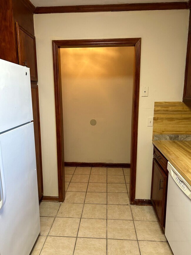 Building Photo - 2 bed/2 bath upper level condo-Available i...