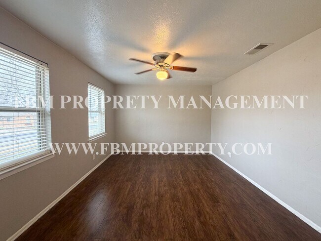 Building Photo - 304 Clary Dr