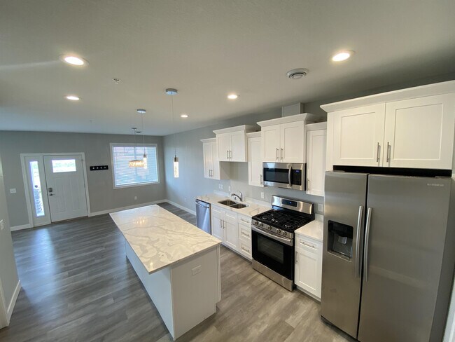 Building Photo - 670 Stone Haven Dr NE