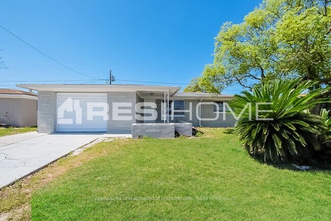 Building Photo - 2313 Roselawn Dr