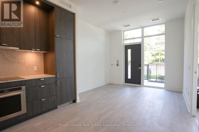Building Photo - 255-255 The Kingsway