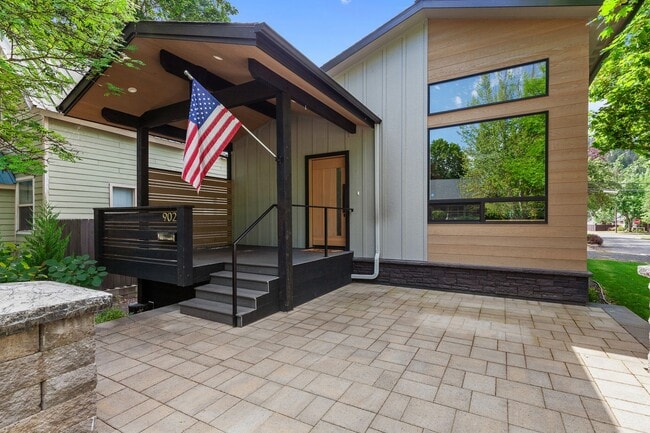 Building Photo - Beautiful home down town CDA