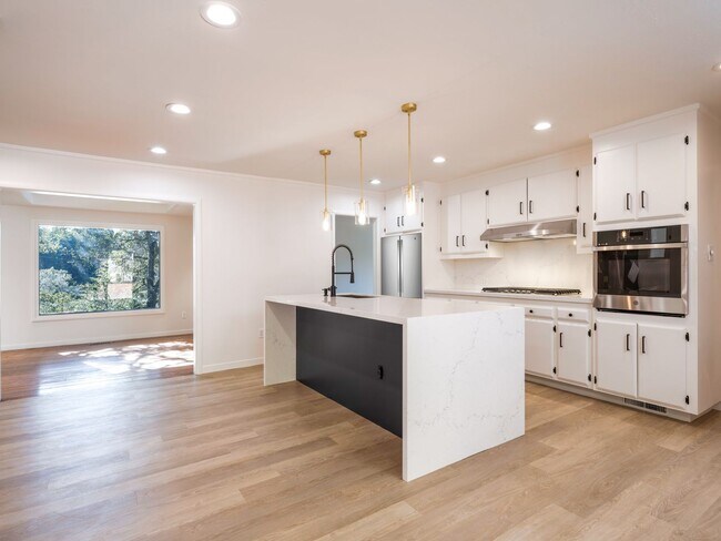 Foto del edificio - Luxurious Greenbrae Breathtaking View Home...