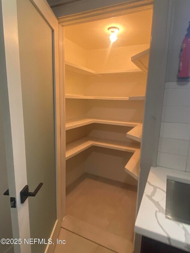 Foto del edificio - 537 W 17th St