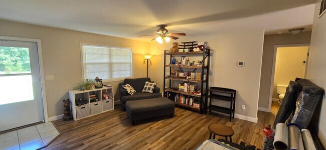 Building Photo - 3 Bedroom Home!