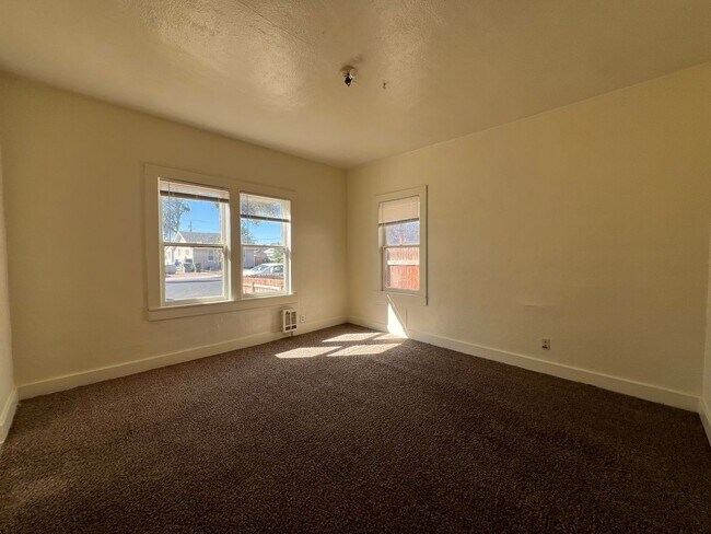 Building Photo - Near Shopping Off Oak Street-All Electric-...