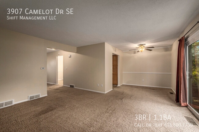 Building Photo - 3907 Camelot Dr SE