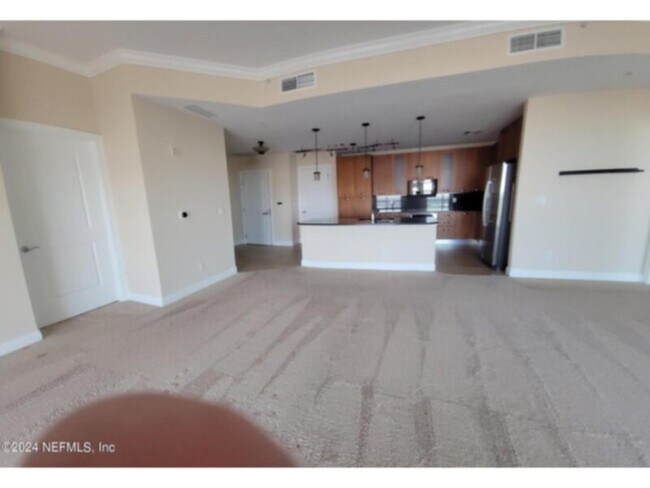 Building Photo - Luxury Condo at Peninsula