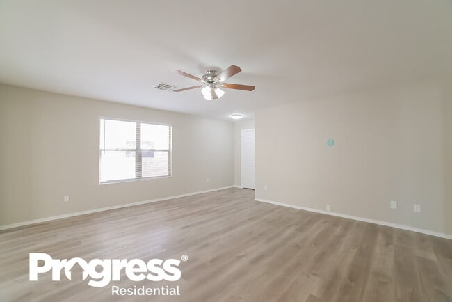 Foto del edificio - 13486 W Young St