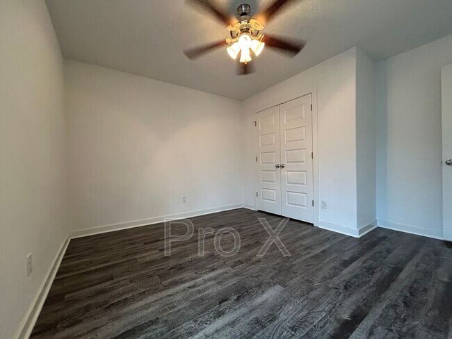 Foto del edificio - 325 Brook Ct