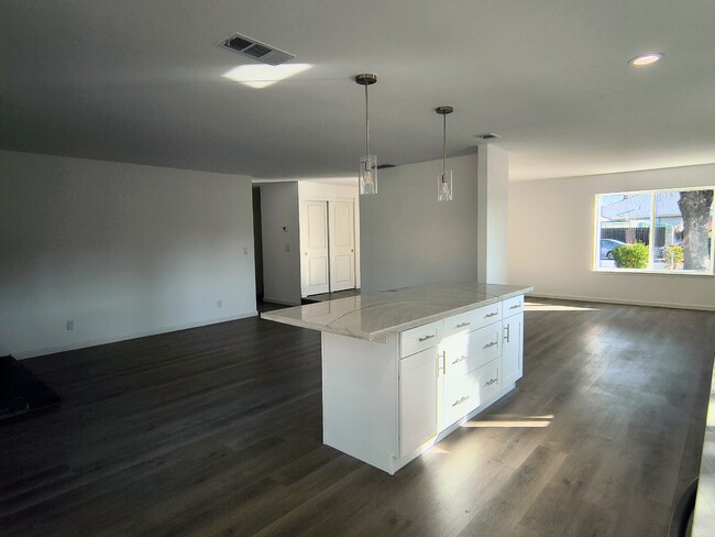 Building Photo - 3360 Hogarth Dr