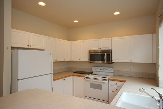 Building Photo - Clean Maple Valley Home!