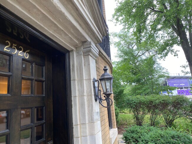 Foto del edificio - 2526 Jackson Ave