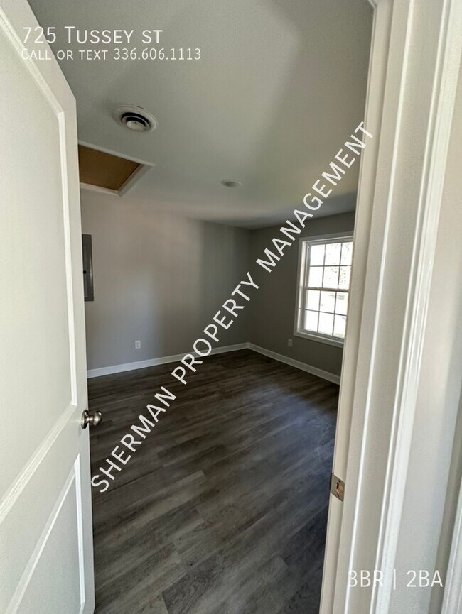 Building Photo - 725 Tussey St