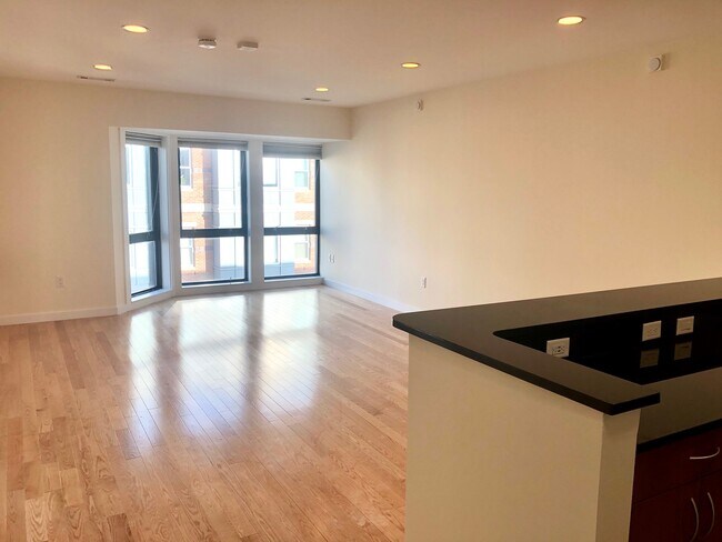 Building Photo - 6 Buswell St