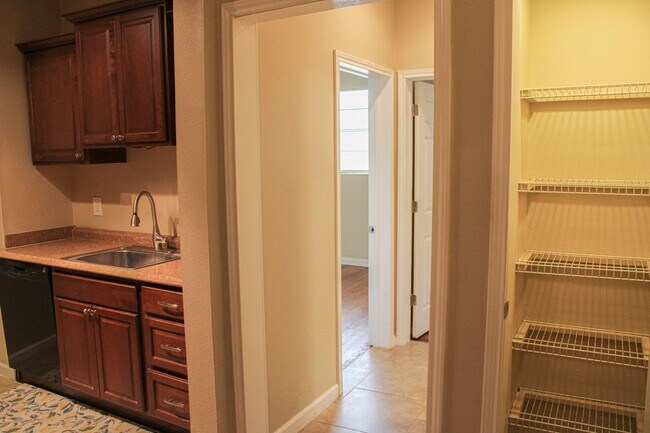 Foto del edificio - 2 BEDROOM - MAHNCKE PARK