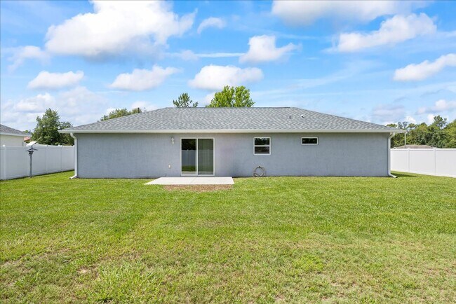 Building Photo - **Discover Your Dream Home in Marion Oaks**