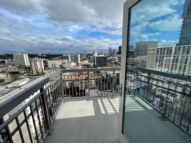 Foto del edificio - 300 W Beech St