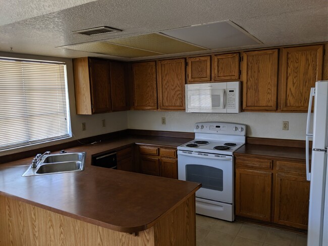 Building Photo - Tempe 3/2 available in August. 1.5 miles f...
