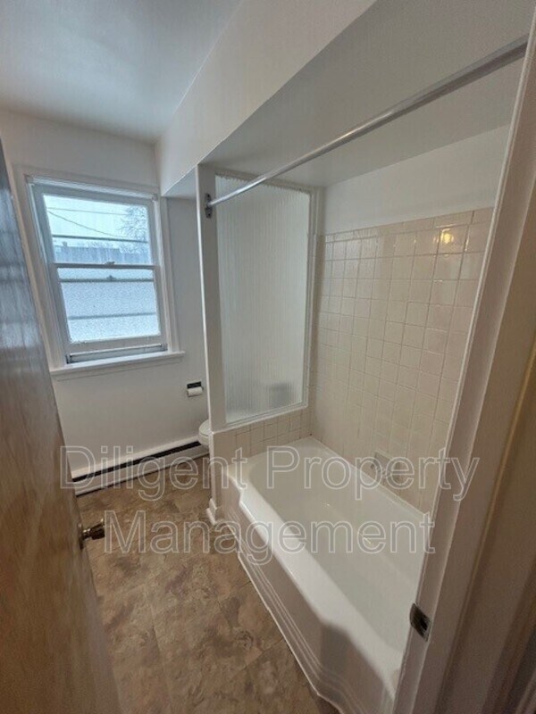 Building Photo - 164 Westmount St