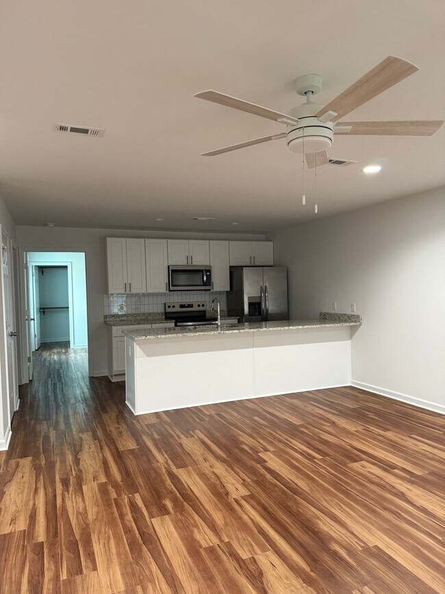 Foto del edificio - 215 Charleston Dr